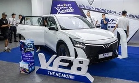 VF 8 thế hệ mới 'chiếm spotlight' khi xuất hiện tại các đại lý