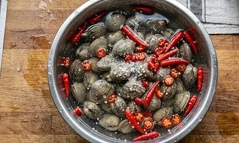 Cách làm sạch nghêu để không còn ngậm cát