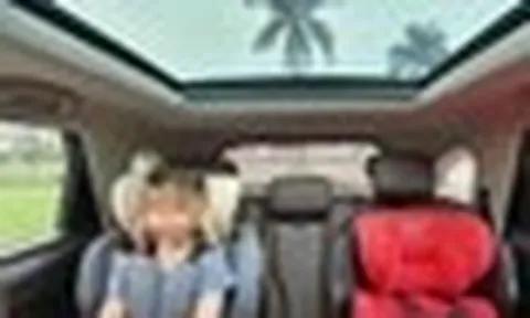 Vì sao trẻ em không nên ngồi trong lòng bố mẹ khi đi ôtô?