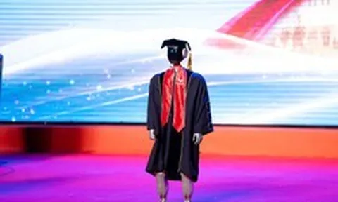 Robot do Vingroup tạo nên bất ngờ xuất hiện truyền cảm hứng tại lễ tốt nghiệp VinUni: “Tôi từng ngã nhiều lần trước khi biết đi”