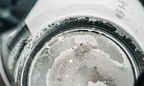 Nước đun sôi xuất hiện cặn trắng có đủ an toàn để uống?
