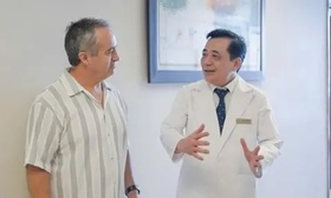 Bệnh nhân ung thư người Úc vượt nửa vòng Trái Đất về Việt Nam điều trị