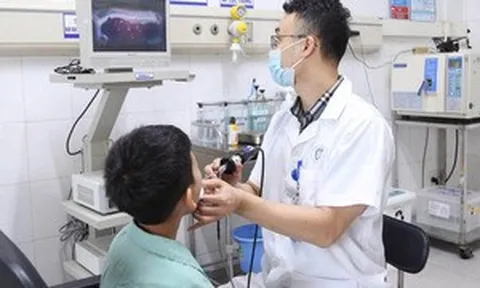 Bố mẹ chữa hóc xương cá bằng mẹo, bé trai phải nhập viện cấp cứu