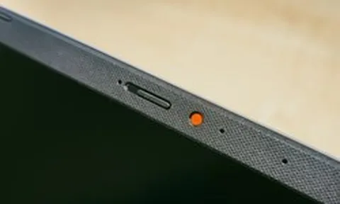 Chấm đỏ bí ẩn trên webcam laptop: Đừng vội hoảng sợ nghĩ mình đang bị theo dõi!
