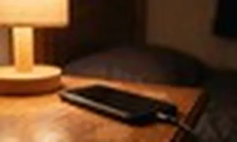 Sạc điện thoại khi ngủ, không để lên giường thì để đâu - Chuyên gia chỉ một chỗ an toàn, có cháy cũng không sợ