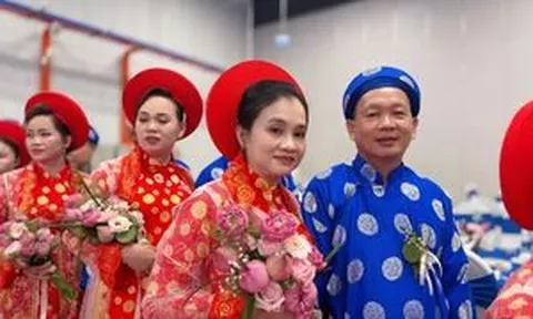 Sau 25 năm lấy chồng, người phụ nữ xúc động lần đầu được khoác áo cô dâu