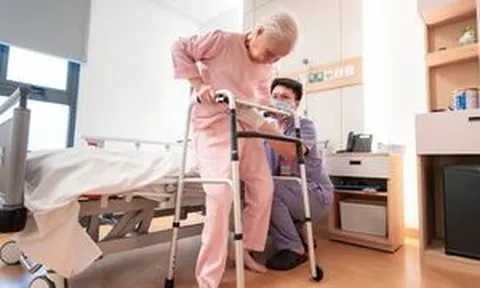 Thay khớp háng ở người cao tuổi: Bài toán tối ưu phẫu thuật và phục hồi