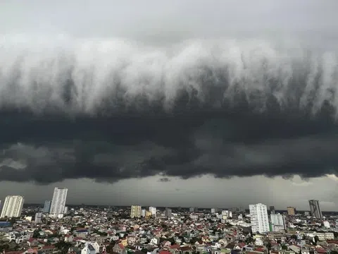 Siêu bão mạnh nhất trong 30 năm qua vừa có diễn biến mới, còn cách Quảng Ninh 320km