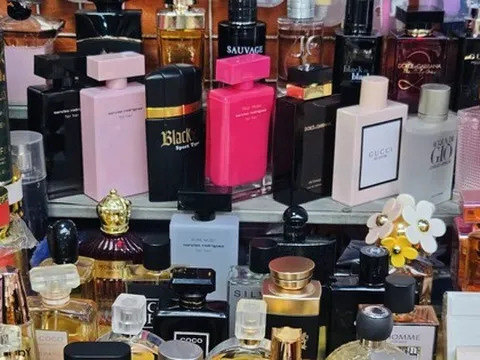 Bên trong khu chợ bán đồ gắn mác Dior, Gucci, Adidas giá vài chục nghìn đồng