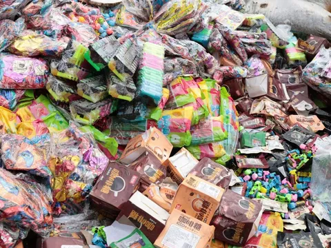 Hàng tấn bánh kẹo trẻ em chất đống tại bãi rác La Phù giữa đợt cao điểm chống hàng giả: Chuyện gì đây?