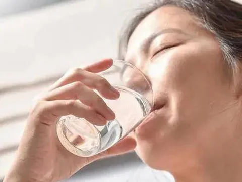 Nếu cứ uống nước như thế này, mạch máu của bạn sẽ bị hủy hoại: Có 3 điều không nên làm khi uống nước