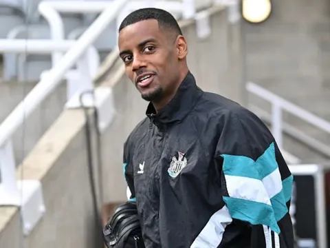 Sốc: Tiền đạo Isak yêu cầu mức lương kỷ lục để ở lại Newcastle