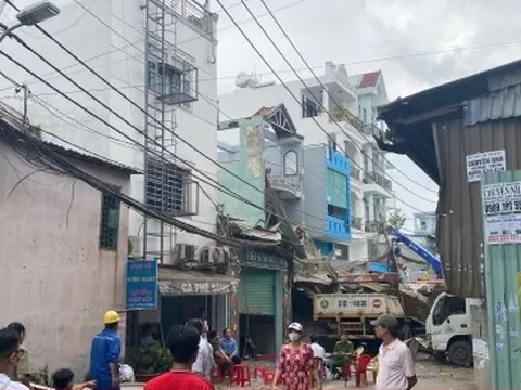Nổ lớn tại công ty kính ở TP.HCM, nhiều nhà dân bị xé toạc