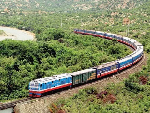 Chuyến tàu đi chưa tới 300km, giá vé từ 800.000 đồng, du khách nhận xét: "Tàu Việt Nam sạch nhất tôi từng đi"