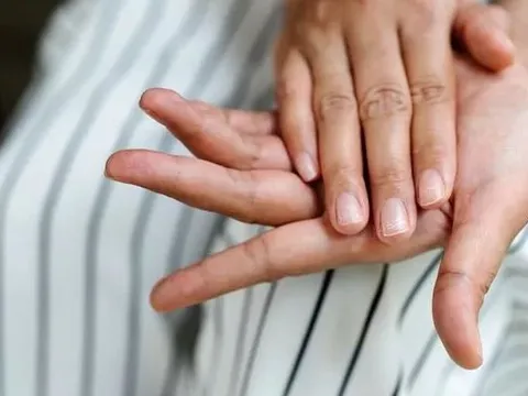 Ấn vào móng tay mà thấy dấu hiệu này, hãy đi khám khẩn cấp!