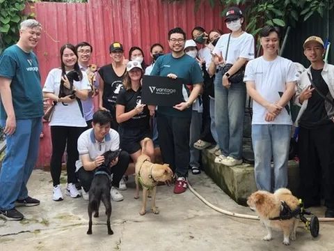 Các tình nguyện viên của Vantage Foundation mang yêu thương và sự chăm sóc đến với những chú chó được giải cứu tại Laws for Paws Vietnam