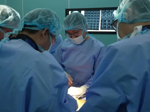 Người đàn ông nhập viện với bàn tay kẹt cứng trong máy xay thịt 0