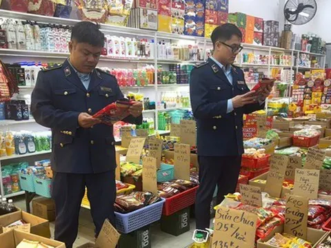 Đột kích kiểm tra diện rộng: Phát hiện một cơ sở bán hàng cấm, tịch thu hàng trăm sản phẩm vi phạm, có hộ bị đề xuất phạt 175 triệu đồng
