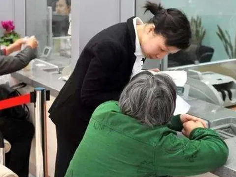 Cụ bà đặt 4 lệnh mua vàng trị giá 3,6 tỷ đồng: Công an phá cửa ngăn chặn giao dịch, thu hồi bưu kiện