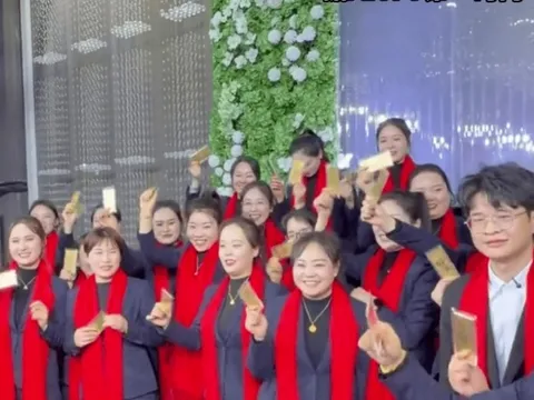 Công ty thưởng Tết cho nhân viên bằng vàng 9999: Tổng số tiền khi nhân lên gây choáng