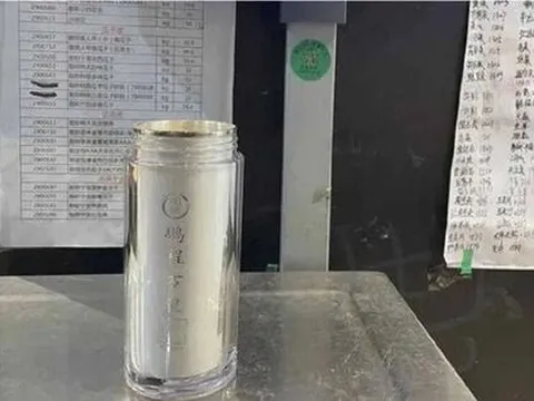 Mua nhẫn kim cương được tặng bình giữ nhiệt bạc nguyên chất, 3 năm sau kim cương mất giá 90% còn quà tặng kèm giá trị gấp 3