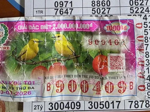 Dò vé số xong vứt vào sọt rác, cô gái tá hỏa khi nhận cuộc gọi của người bán: Cái kết bất ngờ