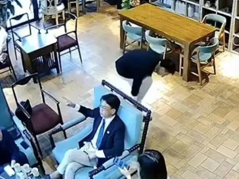 'Tổng tài' không thừa nhận ra lệnh đánh nhân viên quán cà phê