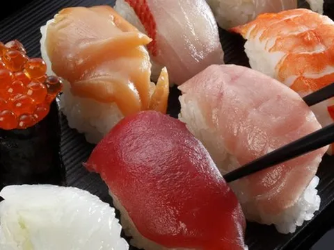 Người Nhật ăn cơm trắng mỗi ngày vẫn không béo? Chuyên gia hé lộ 3 bí quyết giúp giữ dáng, bảo vệ mạch máu, giảm nguy cơ đột quỵ, sushi còn có thể giúp ổn định đường huyết