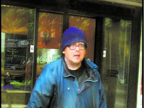 Phát hiện người đàn ông SN 1948 thu gom phế liệu nhưng sở hữu két sắt chứa 124 kg vàng, danh mục cổ phiếu hơn 25 tỷ đồng và 143 triệu đồng trong tài khoản ngân hàng