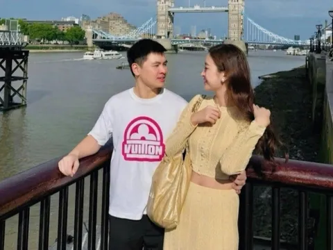 Đỗ Mỹ Linh diện "cây" đồ gần 200 triệu đồng tình tứ bên chồng