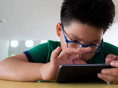 "Cuối tuần rồi, con chơi điện thoại được không?"Cô giáo 20 năm đứng lớp nói thẳng: Không biết tiên tri nhưng cách phản ứng của phụ huynh quyết định đứa trẻ vượt trội