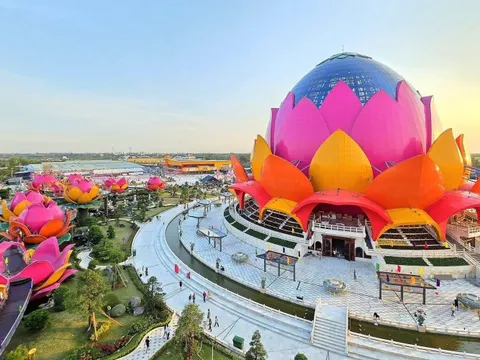 Một doanh nghiệp bánh pía xây liên hoa bảo tháp 3 tầng ở Cần Thơ