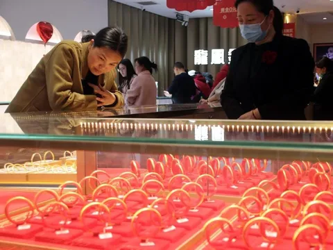 Khách chi 7 tỷ đồng mua vàng thưởng nhân viên, chủ tiệm vui vẻ giao dịch nhưng nhận yêu cầu mua thêm 18 tỷ lại báo công an