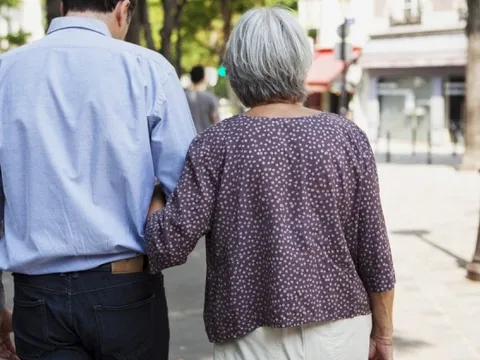 Câu chuyện người đàn ông sống cùng mẹ 80 tuổi khiến ai đọc xong cũng suy nghĩ: Có một kiểu cha mẹ bất công đến vô lý thế này!