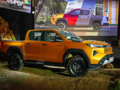 Toyota Hilux lột xác, tạo sức ép tới 'vua bán tải' Ranger bằng chiến lược giá 0