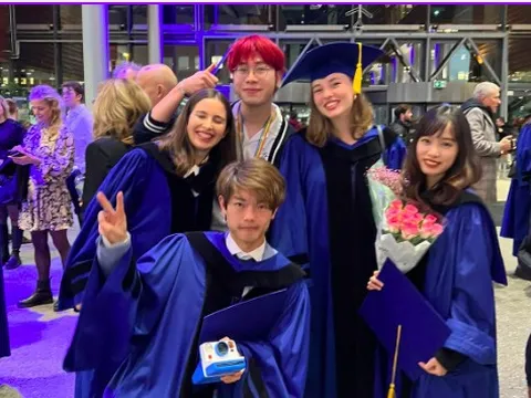 Nam sinh Việt du học nước lạ: Người dân không thích ngồi cạnh nhau trên xe bus, giáo viên sẵn sàng hỏi "Em nhuộm tóc ở đâu thế?"