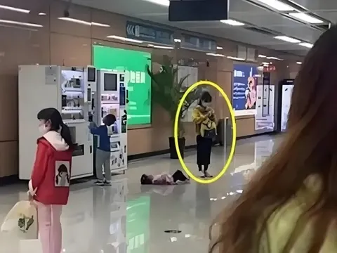 Con khóc ăn vạ giữa ga tàu, bà mẹ trẻ có cách xử lý khiến netizen chỉ muốn đến xin chữ ký