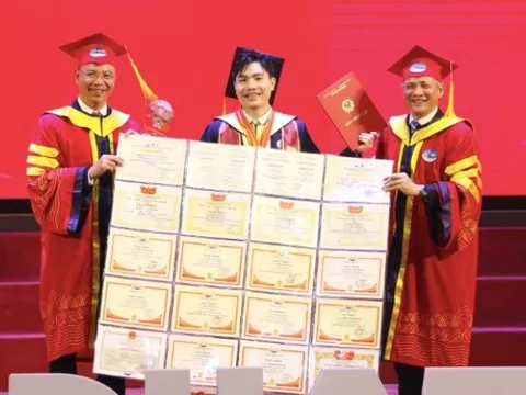 Nam sinh thủ khoa mang 'bộ sưu tập' 22 giấy khen lên nhận bằng tốt nghiệp