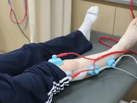 Nam sinh lớp 10 bỗng liệt nửa người vì thói quen ngồi "vạn người mê", bác sĩ cảnh báo: Có thể gây tàn tật suốt đời