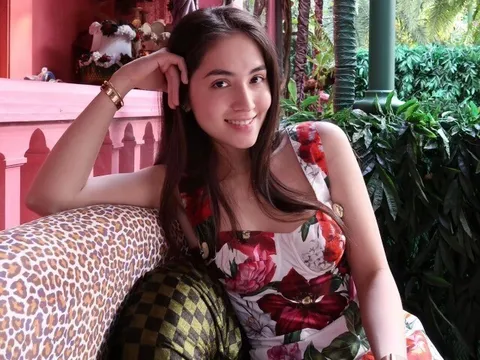 Nhan sắc ít son phấn của dâu út tương lai nhà Jonathan Hạnh Nguyễn