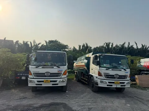 Triệt phá đường dây "phù phép" dung môi thành xăng RON A95 tại TP.HCM