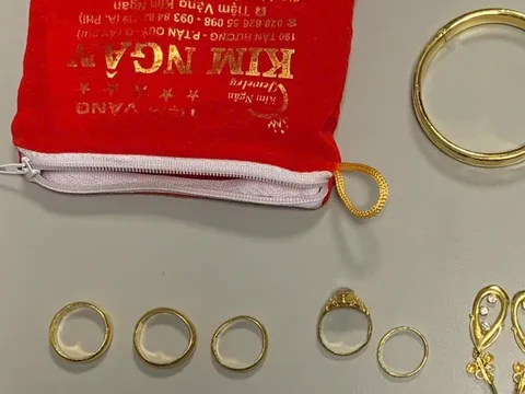 Phát hiện có người bỏ quên túi xách chứa nhiều trang sức vàng trị giá 100 triệu đồng tại sân bay