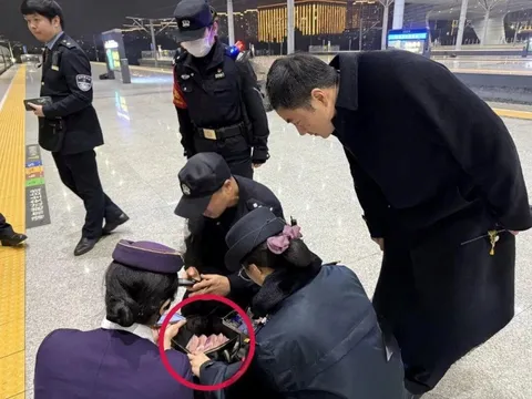 Phát hiện vali chứa 18 cọc tiền mặt gần 700 triệu đồng bị bỏ quên trên tàu