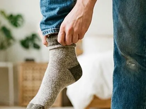 Tại sao bác sĩ nổi tiếng Nhật Bản khuyên nên đứng mang tất thay vì ngồi?