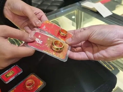 Tưởng giá vàng "tăng mãi", tôi tất tay 600 triệu đồng đầu tư: "Không vào thì lỡ sóng, vào thì khó ăn ngon ngủ yên"