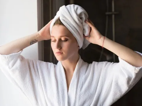 3 thói quen khi gội đầu khiến tóc nhanh bết dầu