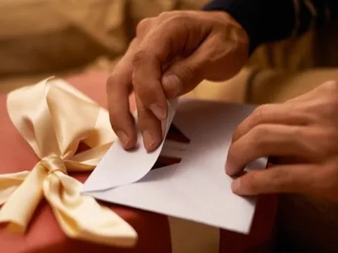 Tết nguyên đán sắp tới, có nên biếu quà cho sếp hay không? Người EQ cao hành động tinh tế, được lòng cấp trên