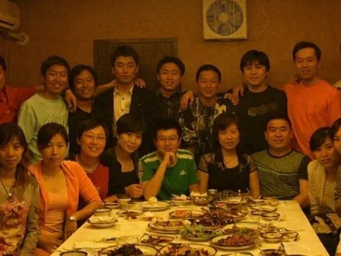 Đi họp lớp sau 15 năm, đến nơi mới biết mình là người duy nhất chưa kết hôn: Tôi bỏ về sau khi nghe bạn bè nói 3 câu