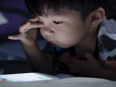 Cháu khóc là ông bà cho xem điện thoại, bé trai 3 tuổi cận thị tới 400 độ