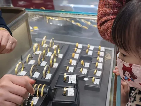 Sợ bố mẹ tiêu hết tiền lì xì, bé gái 10 tuổi tự đem đi mua vàng suốt 3 năm